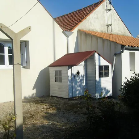 Maison De 3 Chambres Avec Jardin Clos A Sur Mer A 4 Km De La Plage